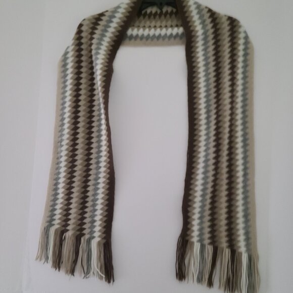 NEW YORK & COMPANY GEOMETRIC DIAMOND SCARF| MULTISHADE ACCESSORY| ONE SIZE - Picture 3 of 8